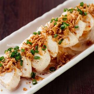 看板メニューは４種のソースが選べる「炙り鶏むね刺し」（４８０円、税別）