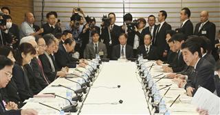 首相官邸で開かれた知的財産戦略本部・犯罪対策閣僚会議。手前右端はあいさつする安倍晋三首相=13日午前 首相官邸で開かれた知的財産戦略本部・犯罪対策閣僚会議。手前右端はあいさつする安倍晋三首相=13日午前