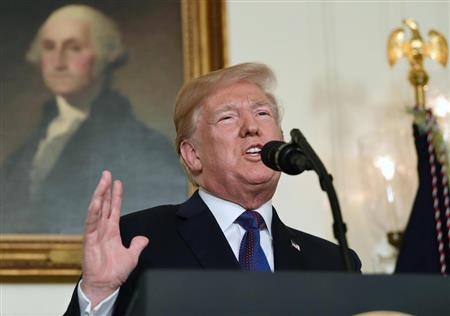 シリアのアサド政権への攻撃指示を発表するトランプ米大統領＝１３日、ワシントンのホワイトハウス（ＡＰ）