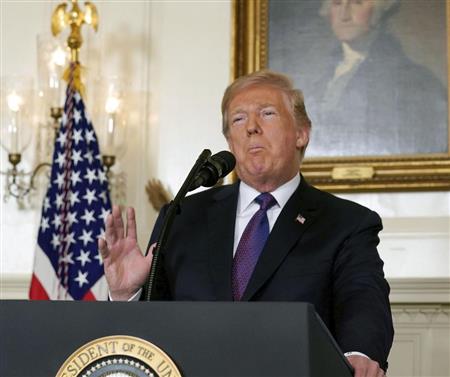 シリアのアサド政権への攻撃指示を発表するトランプ米大統領＝１３日、ワシントンのホワイトハウス（ロイター）