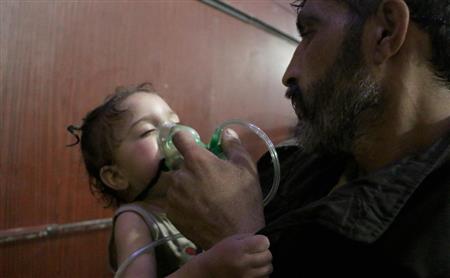 化学兵器によるとみられる攻撃後、手当てを受ける子供＝８日、シリア・東グータ地区ドゥーマ（ゲッティ＝共同）