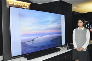 ＬＧ電子の新型有機ＥＬテレビ＝９日、東京都中央区