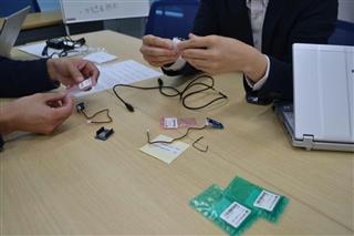 簡単な電子工作も織り交ぜたＤＭＭ．ｃｏｍのＩｏＴ研修＝東京都千代田区（同社提供）