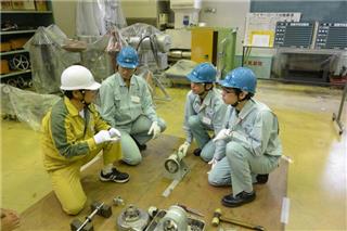 日本原子力発電東海総合研修センターで原子力設備で使われるポンプのメンテナンスについて話を聞く学生＝２０１６年９月２日、茨城県東海村