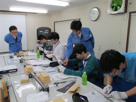 「原子力人材育成・確保協議会」に参加する東興機械工業で、マイクロメーターやノギスを使って設備のメンテナンスに必要な測定技術を体験する学生＝２０１７年９月８日、茨城県東海村