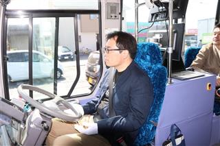 運転手がハンドルから手を離した状態で公道を走る自動運転バス