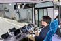 運転手がハンドルから手を離した状態で公道を走る自動運転バス