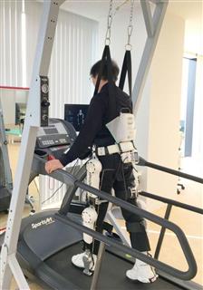 ロボットスーツ「HAL」を使った脊髄損傷のリハビリ(慶応大提供) ロボットスーツ「HAL」を使った脊髄損傷のリハビリ(慶応大提供)
