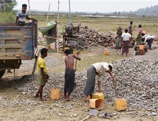 ミャンマー西部ラカイン州で、土木作業に従事する人たち=3月17日(共同) ミャンマー西部ラカイン州で、土木作業に従事する人たち=3月17日(共同)