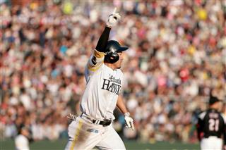 ソフトバンク対ロッテ戦でサヨナラ本塁打を放つソフトバンク・柳田＝１５日、鹿児島県立鴨池野球場