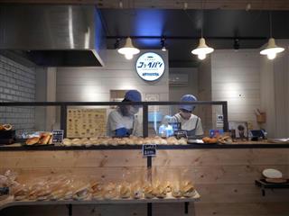 天然酵母を使用したコッペパンが並ぶ「SUZUKIPAN」の店内=2日、東京都足立区 天然酵母を使用したコッペパンが並ぶ「SUZUKIPAN」の店内=2日、東京都足立区