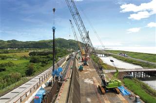 国土交通省が初めて堤防強化にインプラント工法を採用した高知市春野町の工事現場