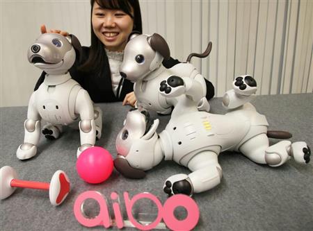 ソニーの犬型ロボット、アイボ。同社ではＡＩ分野に強いカーネギーメロン大と協力することで、さらなるロボット開発に取り組む