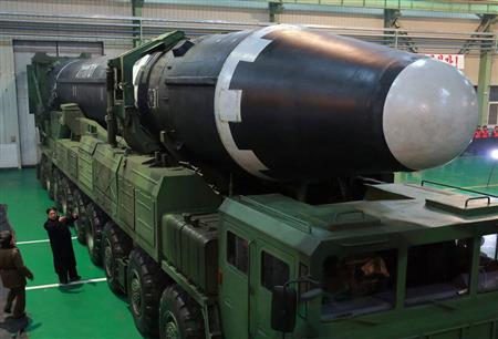 大陸間弾道ミサイル「火星１５」の準備状況を視察する金正恩朝鮮労働党委員長。朝鮮中央通信が２０１７年１１月３０日に配信した（朝鮮通信＝共同）