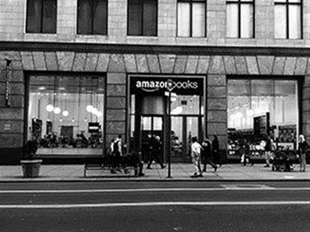 アマゾンがチェーン展開を開始した書店販売のリアル店舗「アマゾン・ブックス」