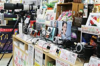 「インスタ映え」ブームを追い風に、人気が高まるミラーレス一眼カメラ＝大阪市中央区のビックカメラなんば店