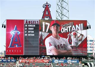 ジャイアンツ戦で、エンゼルス・大谷が「４番・指名打者」で出場することを示すボード＝アナハイム（共同）