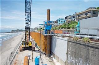 車道（右）の通行に影響なく杭打ち工事が進められる鎌倉の海岸＝神奈川県