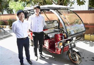 完成した電動三輪タクシー「Eリキシャ」と、開発したテラモーターズの中川耕輔さん(左)ら=3月、インド・グルガオン(共同) 完成した電動三輪タクシー「Eリキシャ」と、開発したテラモーターズの中川耕輔さん(左)ら=3月、インド・グルガオン(共同)