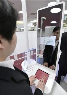 羽田空港に導入された顔認証で本人確認する自動化ゲート＝２０１７年１０月