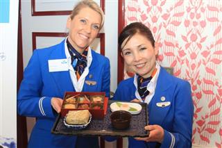 KLMオランダ航空のビジネスクラス向け新サービス「エニタイム・フォー・ユー」の和風弁当を手にする客室乗務員=東京都港区 KLMオランダ航空のビジネスクラス向け新サービス「エニタイム・フォー・ユー」の和風弁当を手にする客室乗務員=東京都港区