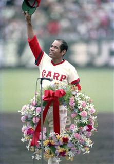 世界新記録の２１３１試合連続出場を果たしファンの祝福に応える広島・衣笠祥雄内野手＝１９８７年６月１３日、広島市民球場