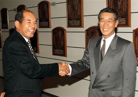 １９９６年１月、藤田元司氏（右）とともに野球殿堂入りが決まり、笑顔で握手する衣笠祥雄氏＝東京都文京区