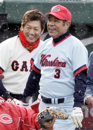 広島ＯＢオールスターゲームで笑顔を見せる衣笠祥雄さん（右）と高橋慶彦さん＝２００８年１２月６日、広島市民球場