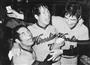 １９７５年１０月、リーグ初優勝を飾り祝勝会で大喜びの衣笠祥雄選手（左）、山本浩二選手（右）と古葉竹識監督（中央）＝東京都内のホテル