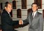 １９９６年１月、藤田元司氏（右）とともに野球殿堂入りが決まり、笑顔で握手する衣笠祥雄氏＝東京都文京区