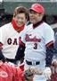 広島ＯＢオールスターゲームで笑顔を見せる衣笠祥雄さん（右）と高橋慶彦さん＝２００８年１２月６日、広島市民球場