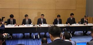 定例会見を行ったテレビ朝日の角南源五社長ら＝２４日、テレビ朝日（内藤令撮影）