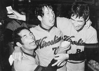 １９７５年１０月、リーグ初優勝を飾り祝勝会で大喜びの衣笠祥雄選手（左）、山本浩二選手（右）と古葉竹識監督（中央）＝東京都内のホテル