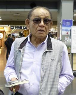 衣笠祥雄氏の訃報を受けて取材に応じる江夏豊氏＝２４日午後、松山空港