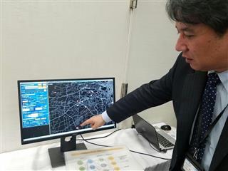 トヨタ自動車のデータをもとに凍結した路面などを推定する研究を進める応用地質の担当者＝２４日、東京都千代田区