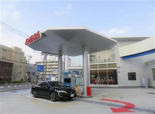 水素ステーションと燃料電池車。脱炭素化に向けて普及が期待される＝横浜市の「綱島サスティナブル・スマートタウン」
