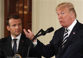 ２４日、米ホワイトハウスで共同記者会見を行うトランプ米大統領（右）とフランスのマクロン大統領（ロイター）
