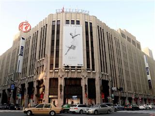 三越伊勢丹の旗艦店である伊勢丹新宿本店