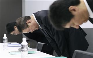 新車の燃費などの検査データ改ざんについて謝罪するスバルの吉永泰之社長(中央)ら=27日午後、東京都渋谷区の本社 新車の燃費などの検査データ改ざんについて謝罪するスバルの吉永泰之社長(中央)ら=27日午後、東京都渋谷区の本社