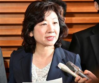 報道陣の質問に答える野田聖子総務相＝首相官邸