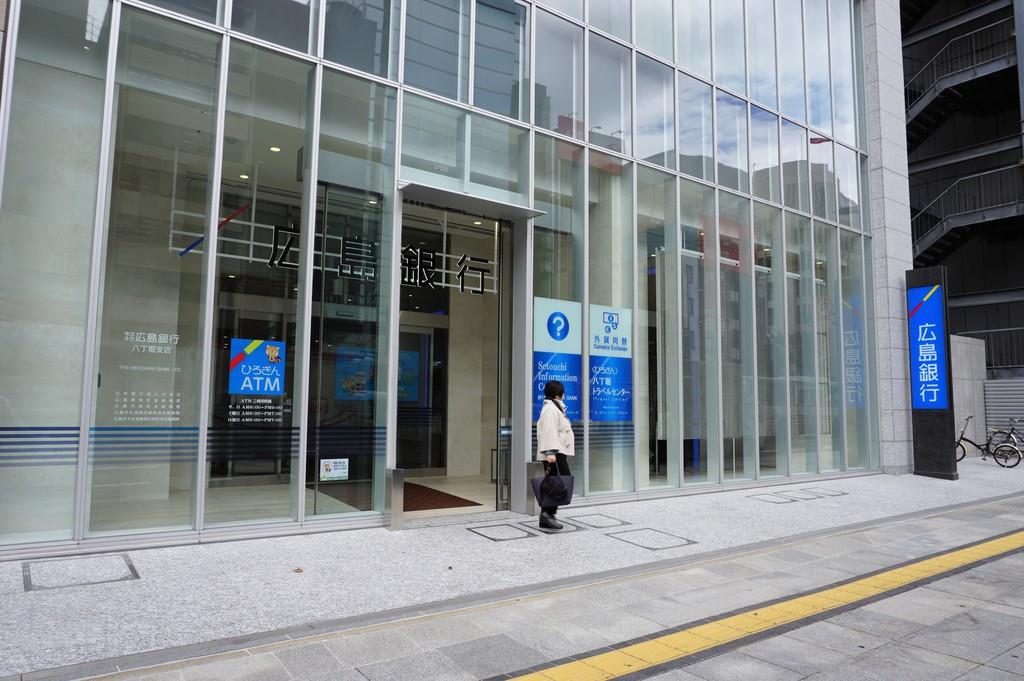 外国人観光客向けの観光案内所が設けられた広島銀行八丁堀支店