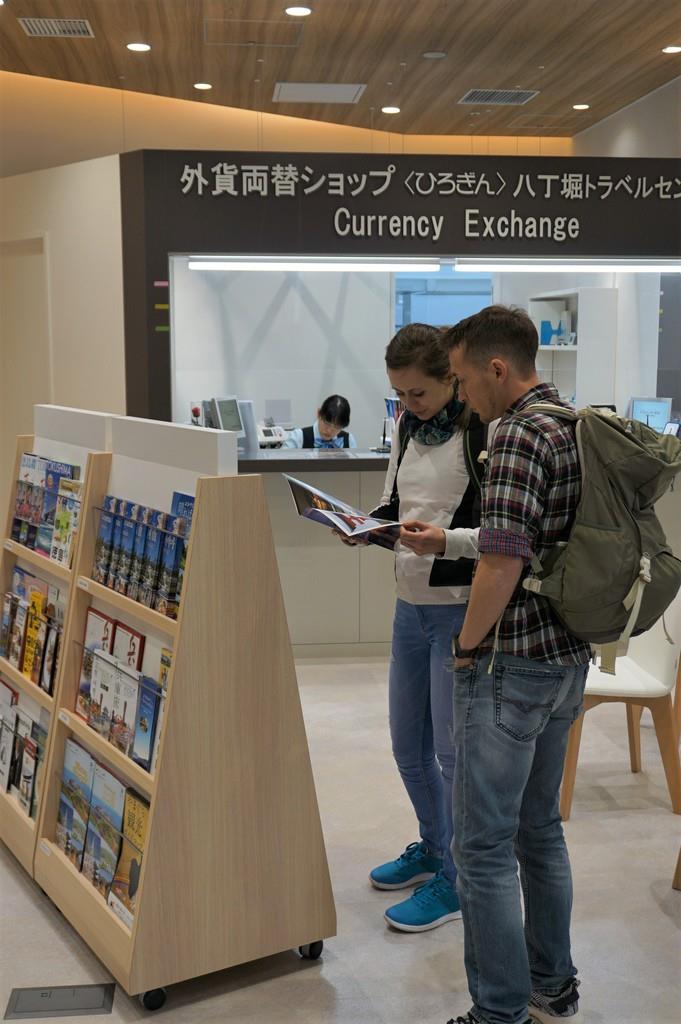 観光案内所には外国語で瀬戸内７県の観光パンフレットが置かれている