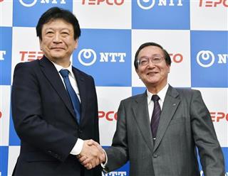 共同出資会社の設立合意を発表し、握手する東京電力ホールディングスの小早川智明社長(左)とNTTの鵜浦博夫社長=18日午後、東京都千代田区 共同出資会社の設立合意を発表し、握手する東京電力ホールディングスの小早川智明社長(左)とNTTの鵜浦博夫社長=18日午後、東京都千代田区