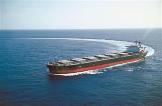 日本郵船が運航するバルクキャリア。より多くの貨物を積めるように工夫されている（同社提供）