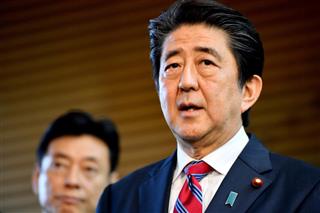 中東出発を控え、取材に応じる安倍晋三首相=29日午後、首相官邸(宮崎瑞穂撮影) 中東出発を控え、取材に応じる安倍晋三首相=29日午後、首相官邸(宮崎瑞穂撮影)