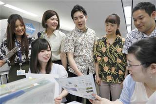 クールビズが始まり、軽装で仕事をする環境省の職員ら=1日午前、東京・霞が関 クールビズが始まり、軽装で仕事をする環境省の職員ら=1日午前、東京・霞が関