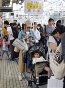 混雑する東海道新幹線ホーム＝３日午前、ＪＲ東京駅（酒巻俊介撮影）