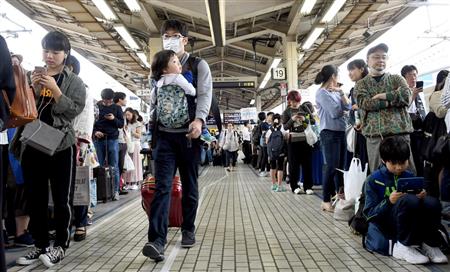 東海道新幹線の到着を待って並ぶ乗客＝３日午前、ＪＲ東京駅（酒巻俊介撮影）
