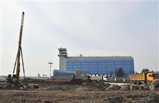 国内線の新ターミナル建設が進むロシア・ハバロフスク空港＝４月１９日（共同）