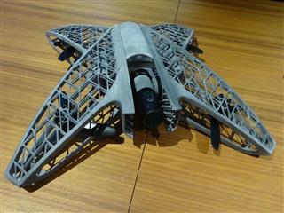 米ＨＰ製３Ｄプリンター「ジェットフュージョン３Ｄ４２００」で作られたドローン＝４月２５日、東京都港区